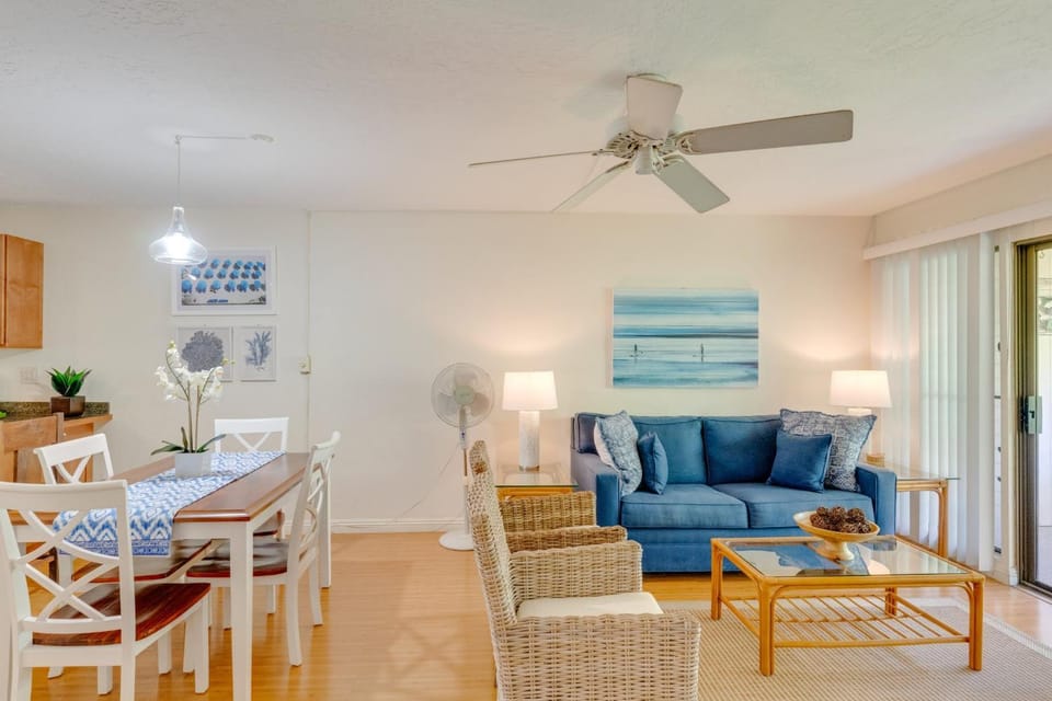 Kihei Akahi #B-203 Second Floor, Steps from Kamaole Beach, A/C Throughout Apartment in Wailea