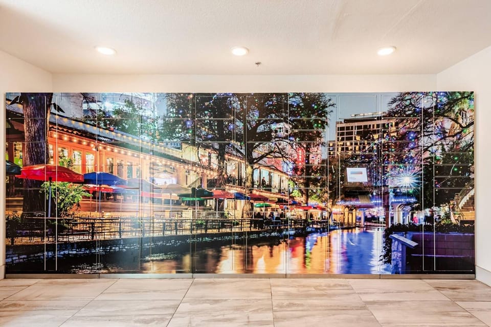 Riverwalk Pool View Condo Pets Free Parking House in San Antonio