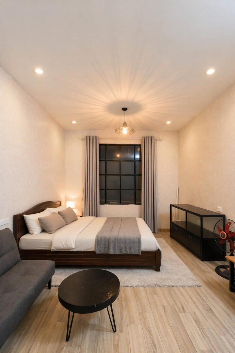 Bed, Photo of the whole room, Seating area, Bedroom