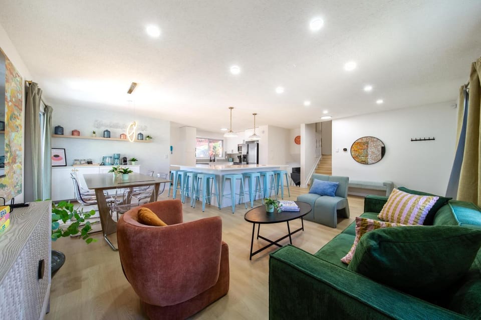 Retro Club House Hot Tub & Sauna, 16 min DT House in Edmonton