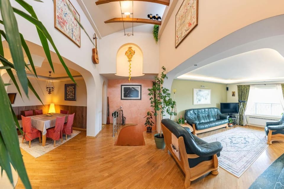 Communal lounge/ TV room, TV and multimedia, Living room