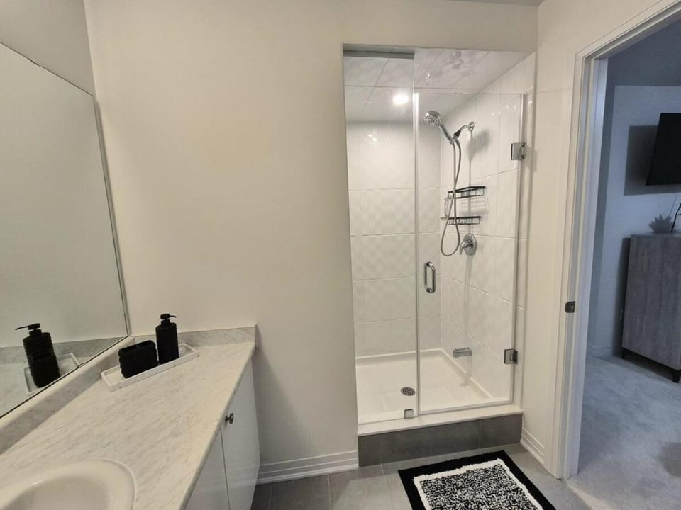 Radiant Brantford 3-Bedroom Home with Dedicated Office Space Apartment in Brant