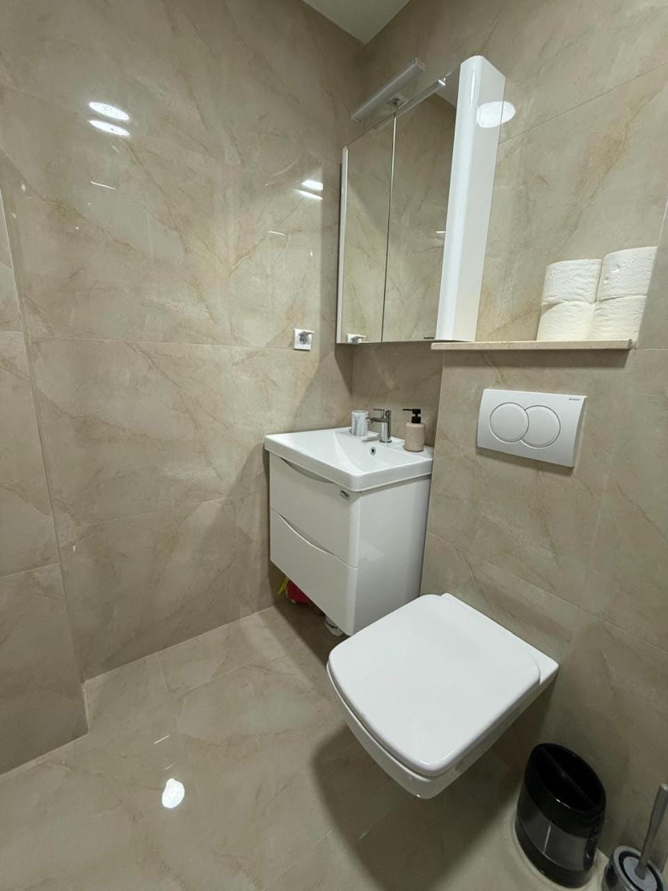 Toilet, towels