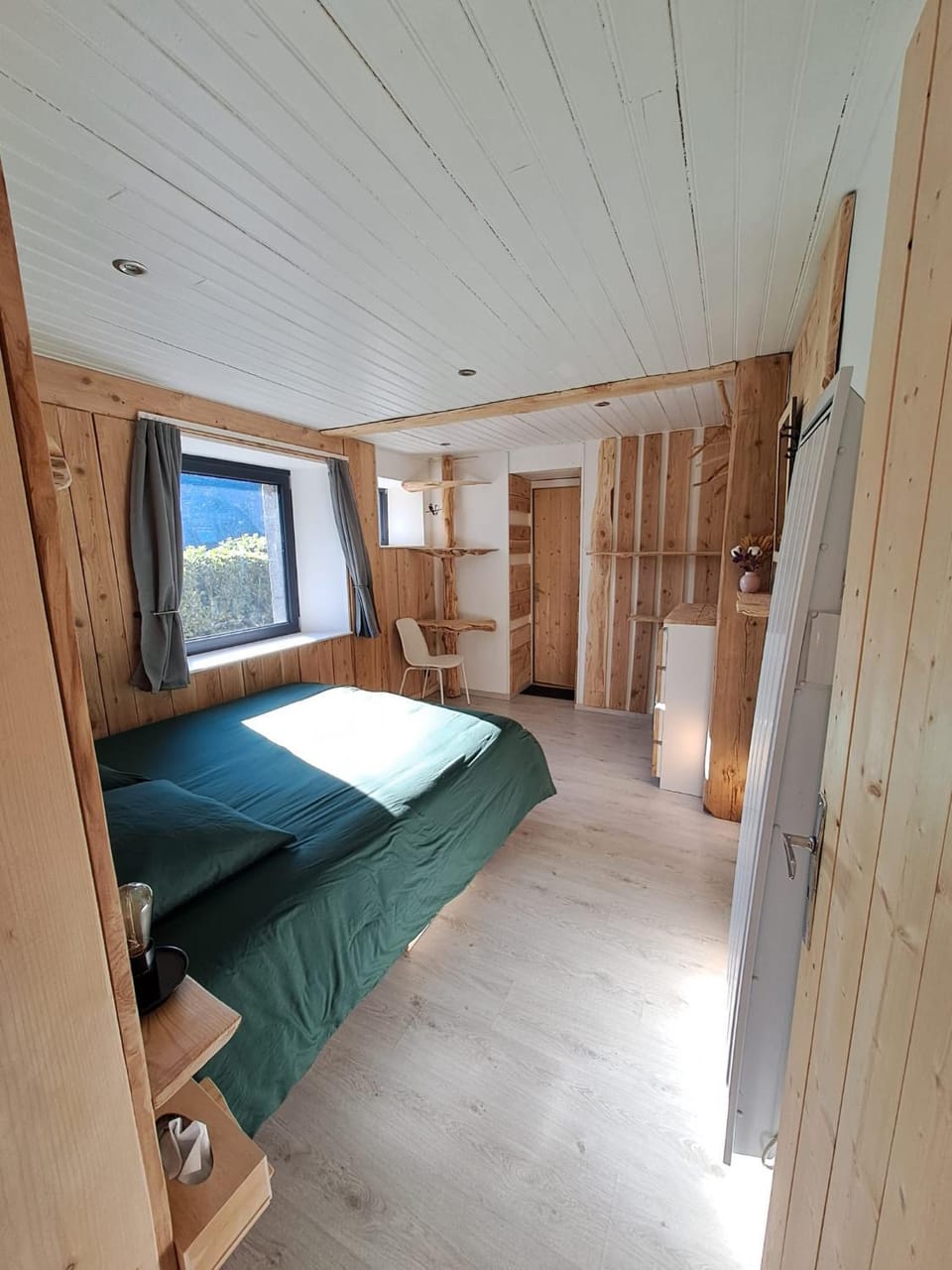 Photo of the whole room, Bedroom