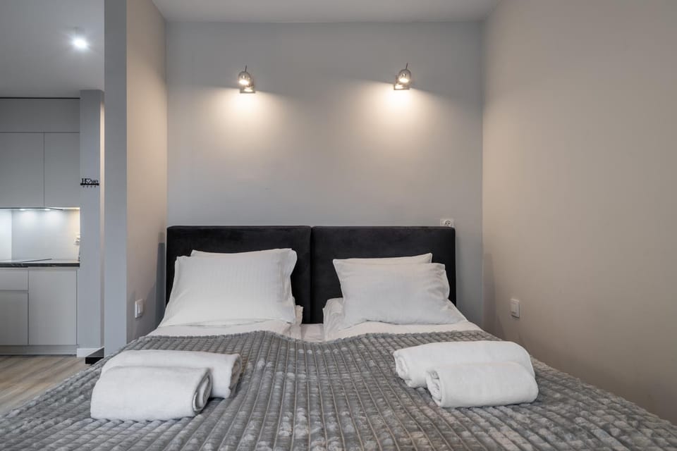 Bed, Living room, Photo of the whole room, Bedroom, towels