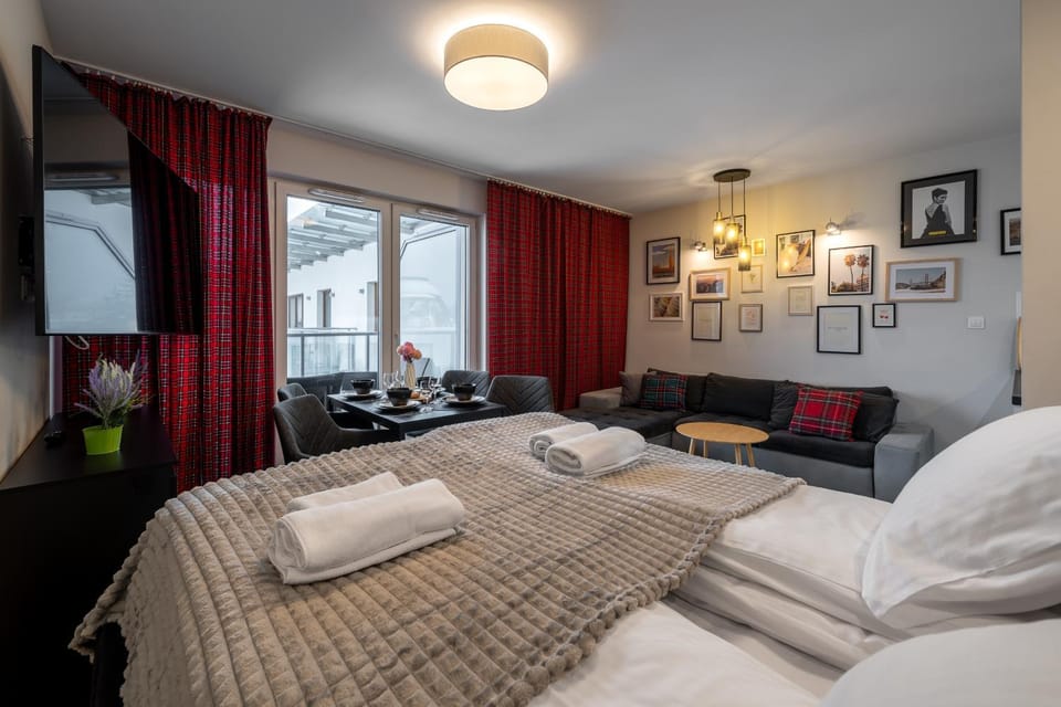 Bed, TV and multimedia, Living room, Photo of the whole room, Decorative detail, Seating area, Dining area, Bedroom, towels