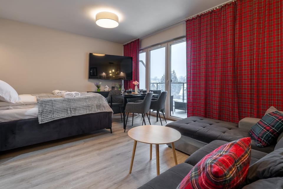 Bed, TV and multimedia, Living room, Photo of the whole room, Seating area, Dining area, Bedroom