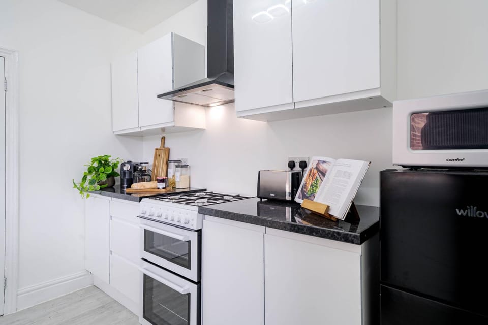Coffee/tea facilities, Kitchen or kitchenette, minibar, oven, stove, toaster