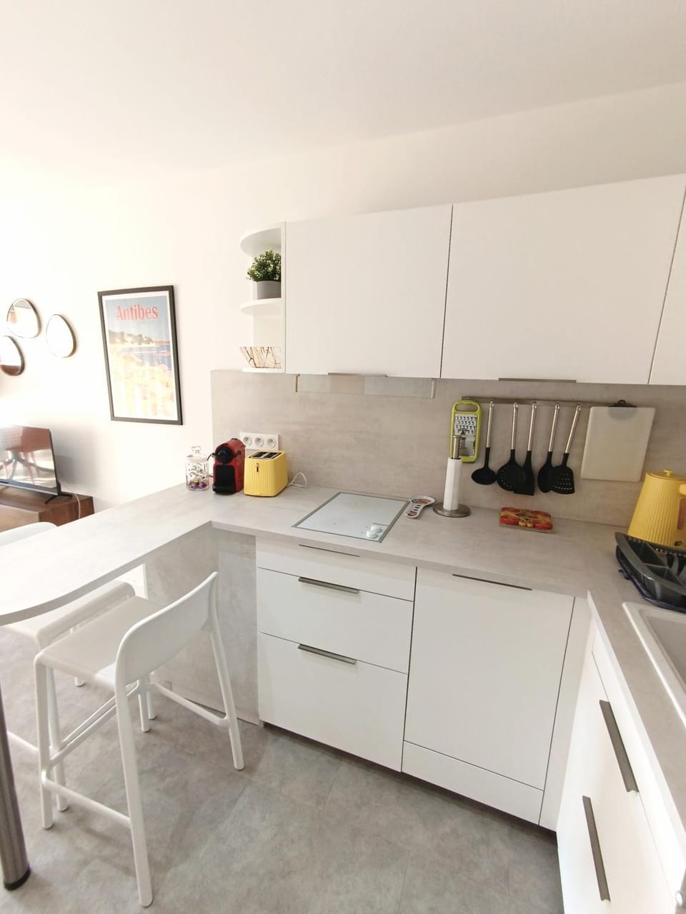 Coffee/tea facilities, Kitchen or kitchenette, stove, toaster