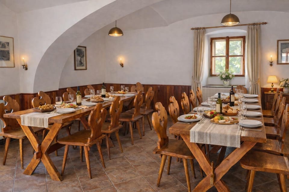Living room, Food and drinks, Banquet/Function facilities, Seating area, Dining area, Food