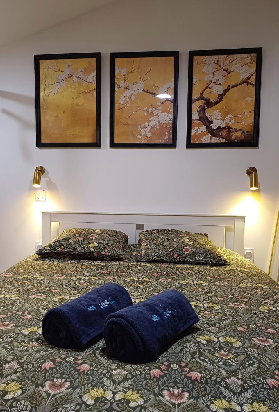 Bed, towels