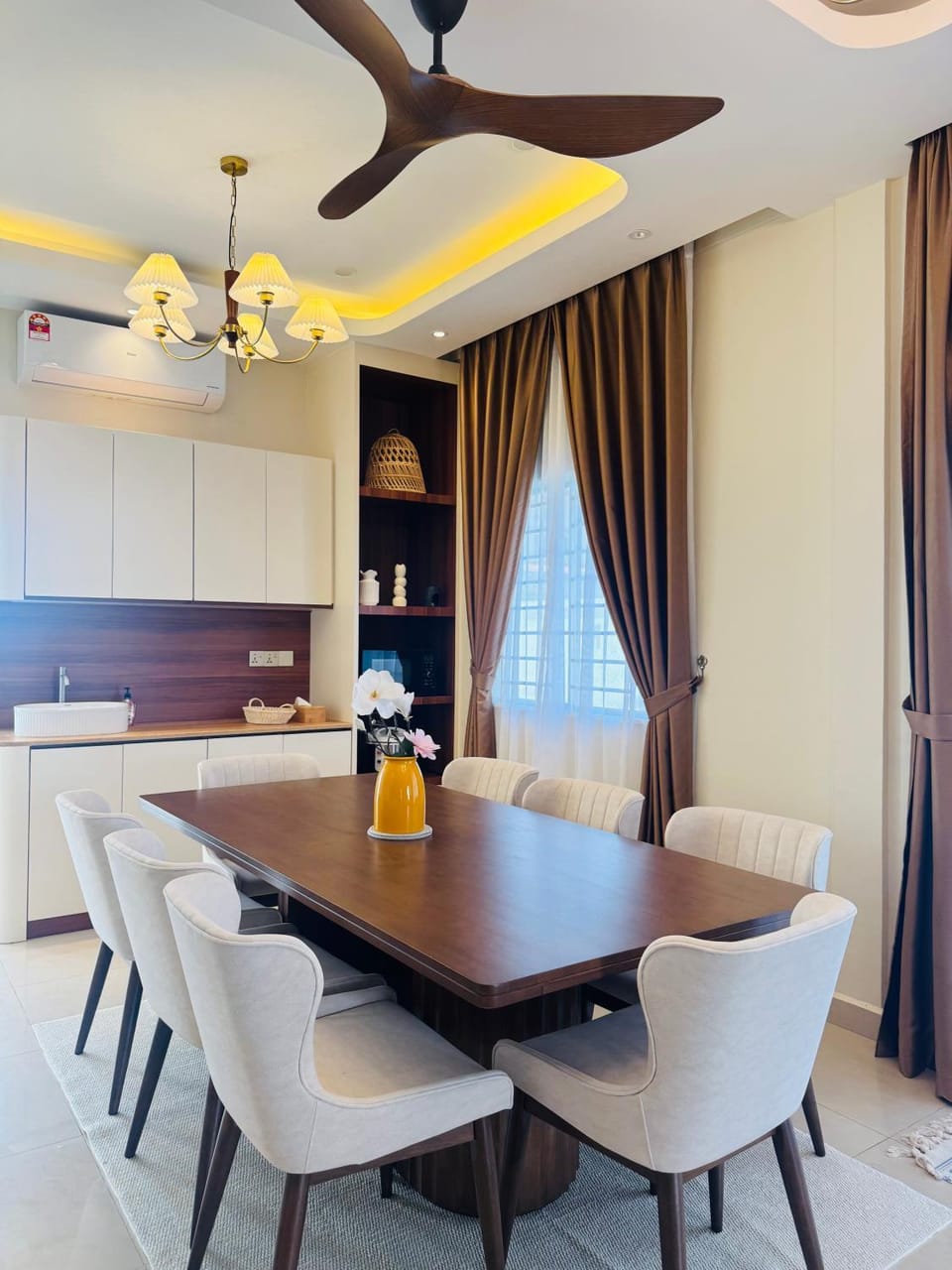 Living room, Seating area, Dining area