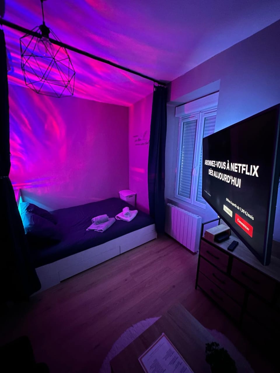 Communal lounge/ TV room, Bed, TV and multimedia, Photo of the whole room, Evening entertainment, Bedroom
