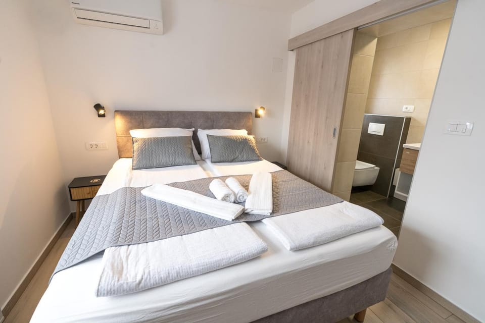Bed, Photo of the whole room, Bedroom, air conditioner