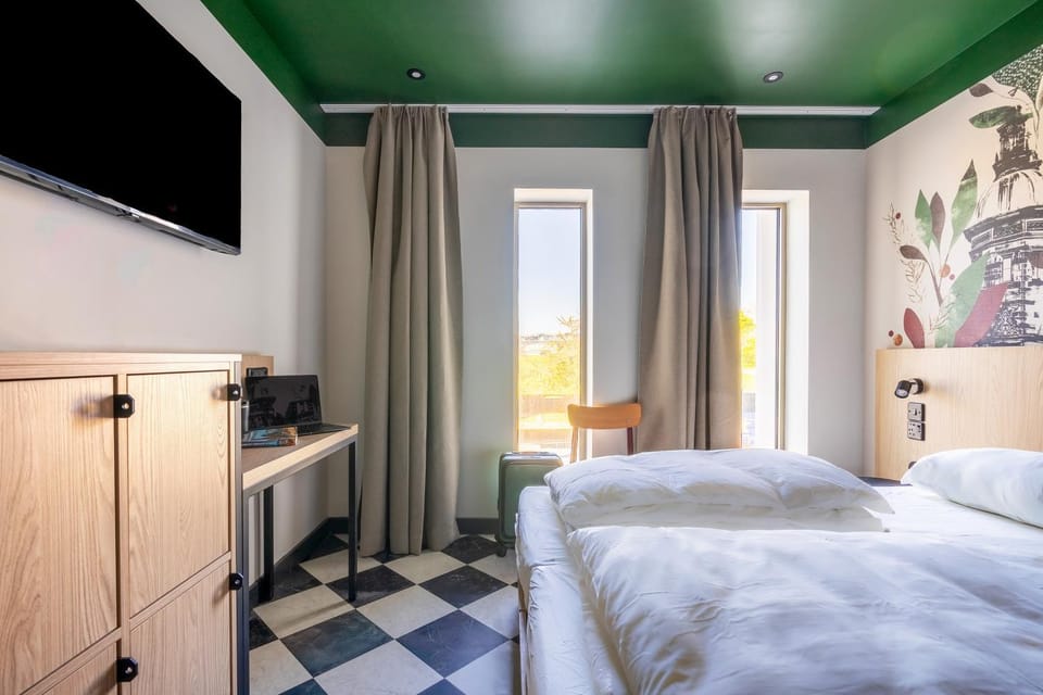Bed, TV and multimedia, Bedroom, locker
