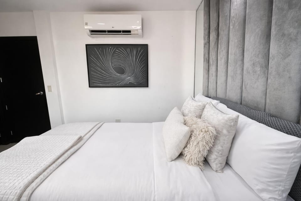 Bed, Photo of the whole room, Decorative detail, air conditioner