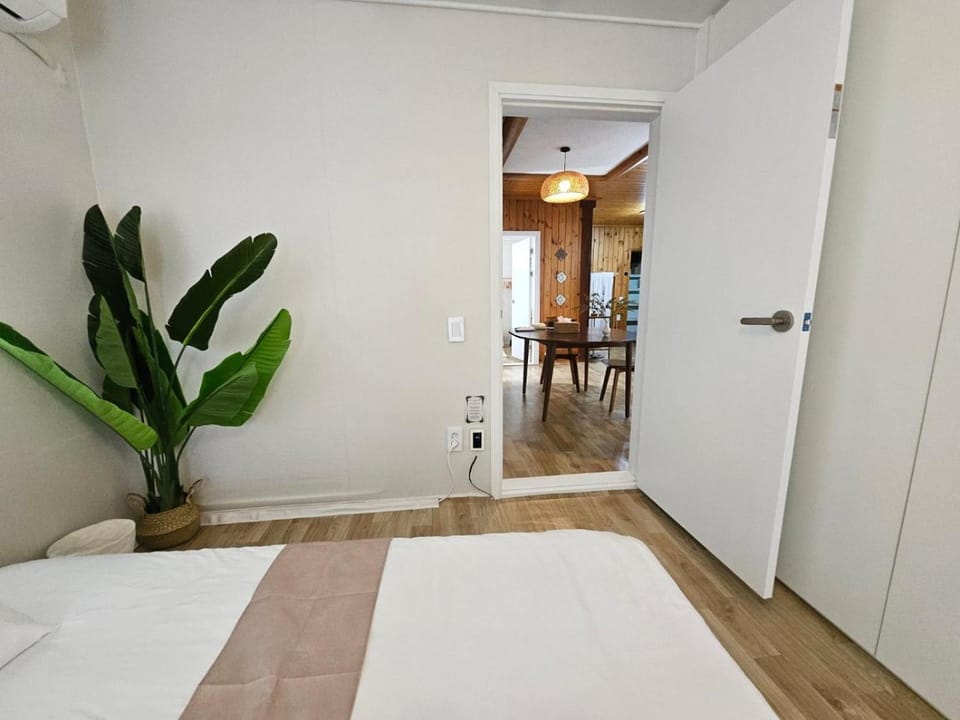 Bed, Photo of the whole room, Dining area, Bedroom, wardrobe