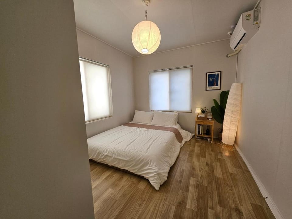 Bed, Photo of the whole room, Bedroom, internet, air conditioner