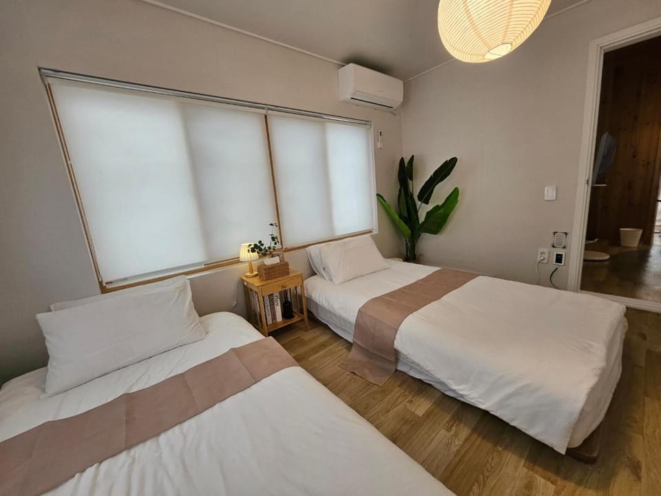 Bed, Photo of the whole room, Bedroom, internet, air conditioner