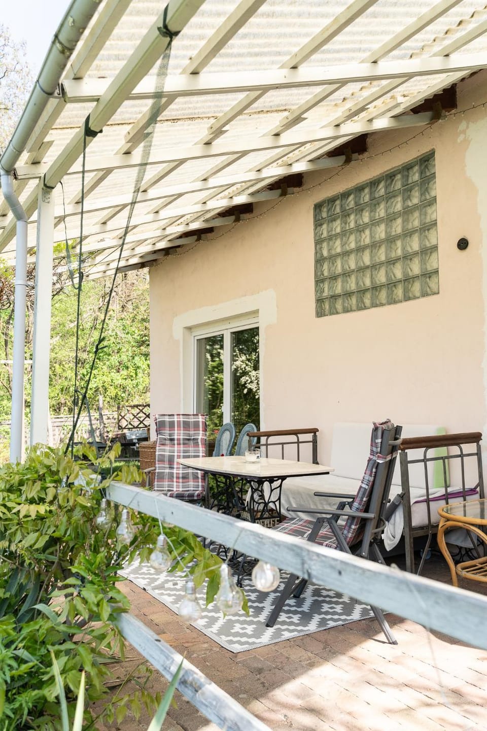 Dom z rustykalną duszą- 4 pokoje - dla 8 - 9 osób, przy granicy, nad rzeką Nysą, z salonem kuchnnym, jadalnią, z dostępem do partyroom, tarasem z widokiem na rzekę, Country House in Poland