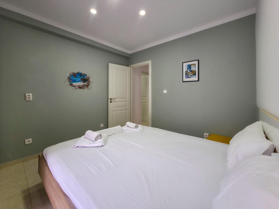 Bed, Bedroom, towels, wardrobe