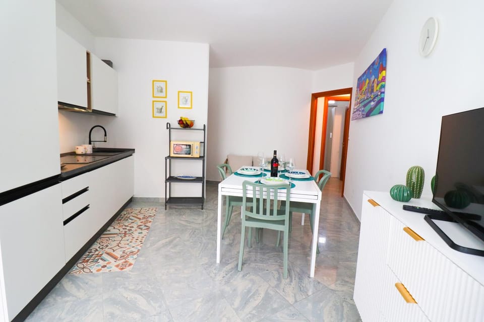 Kitchen or kitchenette, Dining area, stove