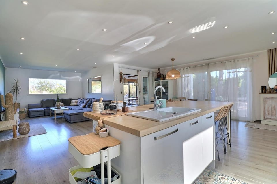 Living room, Seating area, kitchen