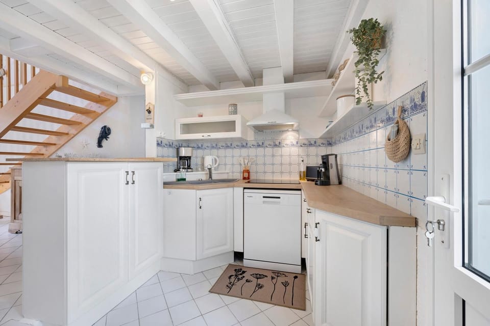 Property building, Kitchen or kitchenette, Living room