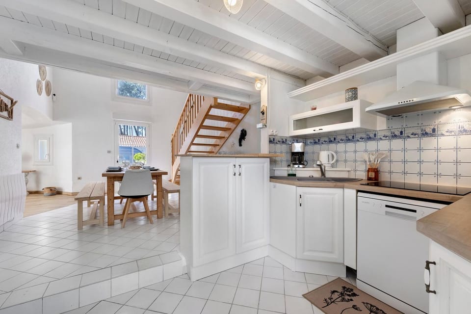 Property building, Kitchen or kitchenette, Living room