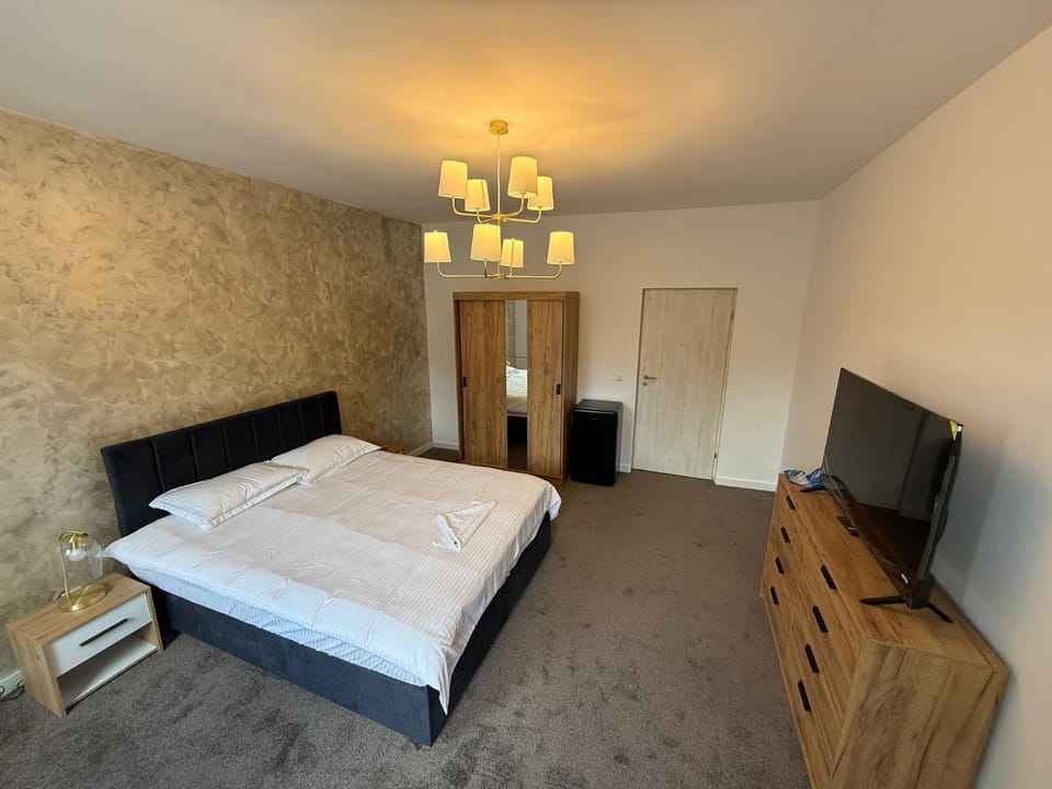 Communal lounge/ TV room, Bed, TV and multimedia, Photo of the whole room, Bedroom, wardrobe