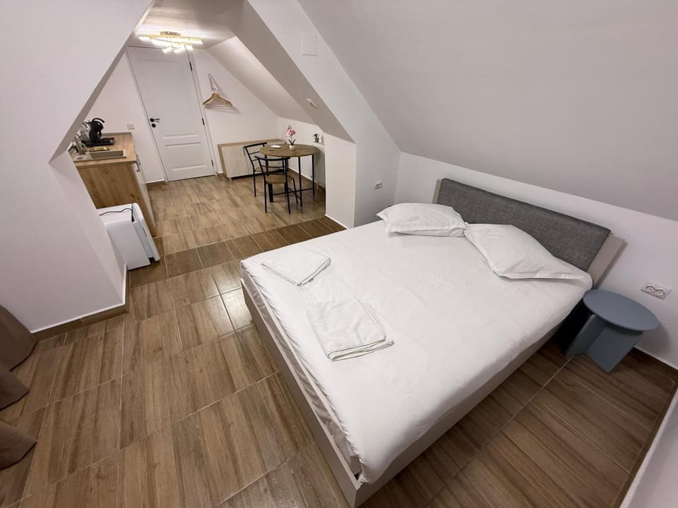 Bed, Kitchen or kitchenette, Photo of the whole room, Dining area, Bedroom, towels, wardrobe