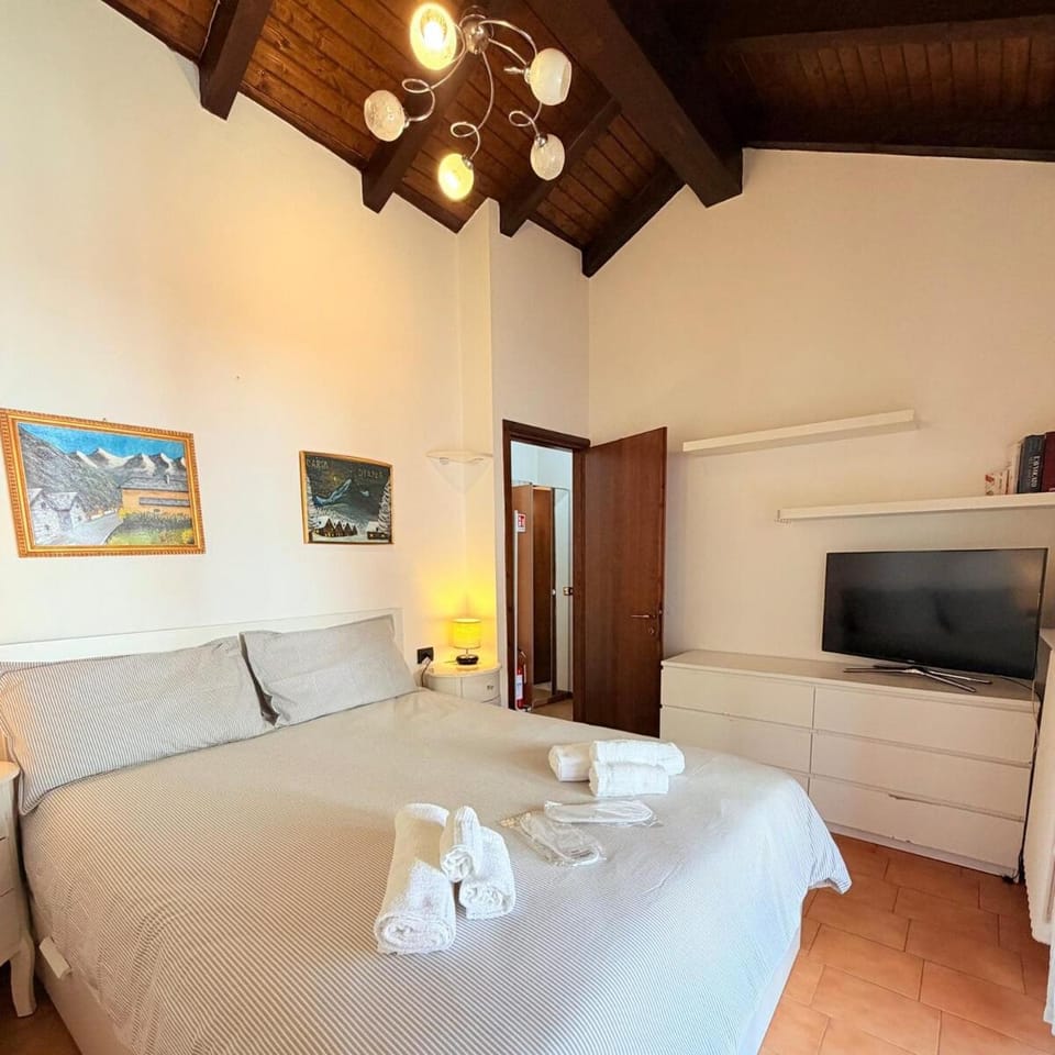 Bed, TV and multimedia, Photo of the whole room, Bedroom, towels