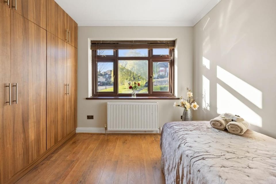 6 Bed Spacious Home in Wembley Great for Families House in Wembley