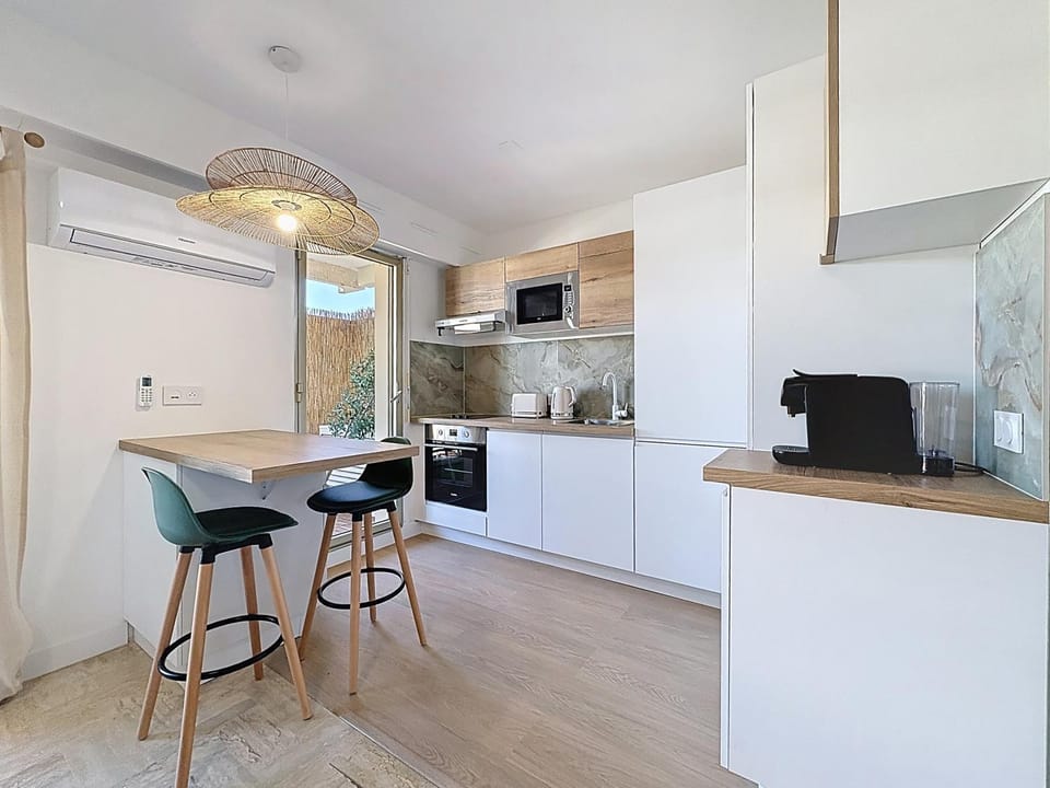 Coffee/tea facilities, microwave, oven, stove, stove, toaster, toaster, kitchen, kitchen, air conditioner, air conditioner