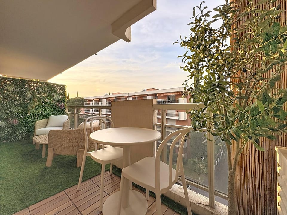 Patio, Day, Balcony/Terrace, Dining area