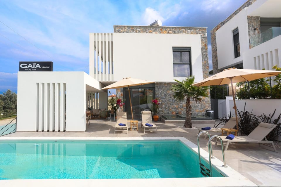 Pool view, Swimming pool, sunbed