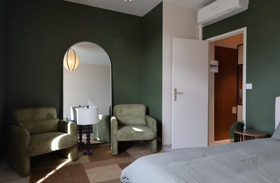 Seating area, Bedroom, air conditioner