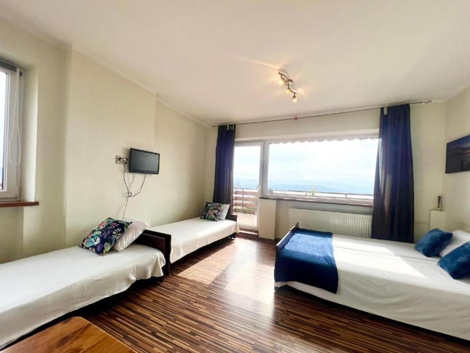 Bed, TV and multimedia, Photo of the whole room, Bedroom