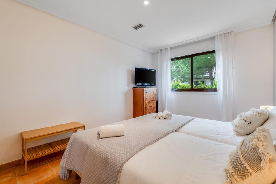 Bedroom, towels