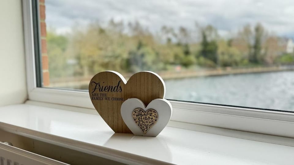 Stunning Lake Front 2 Bedroom Apartment with Free Parking and EV Charging Apartment in Doncaster