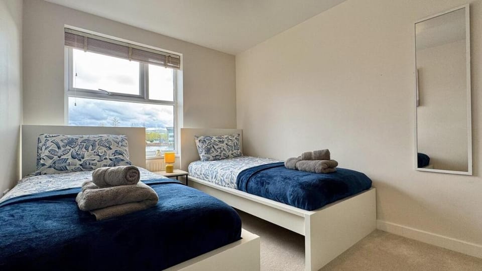 Stunning Lake Front 2 Bedroom Apartment with Free Parking and EV Charging Apartment in Doncaster