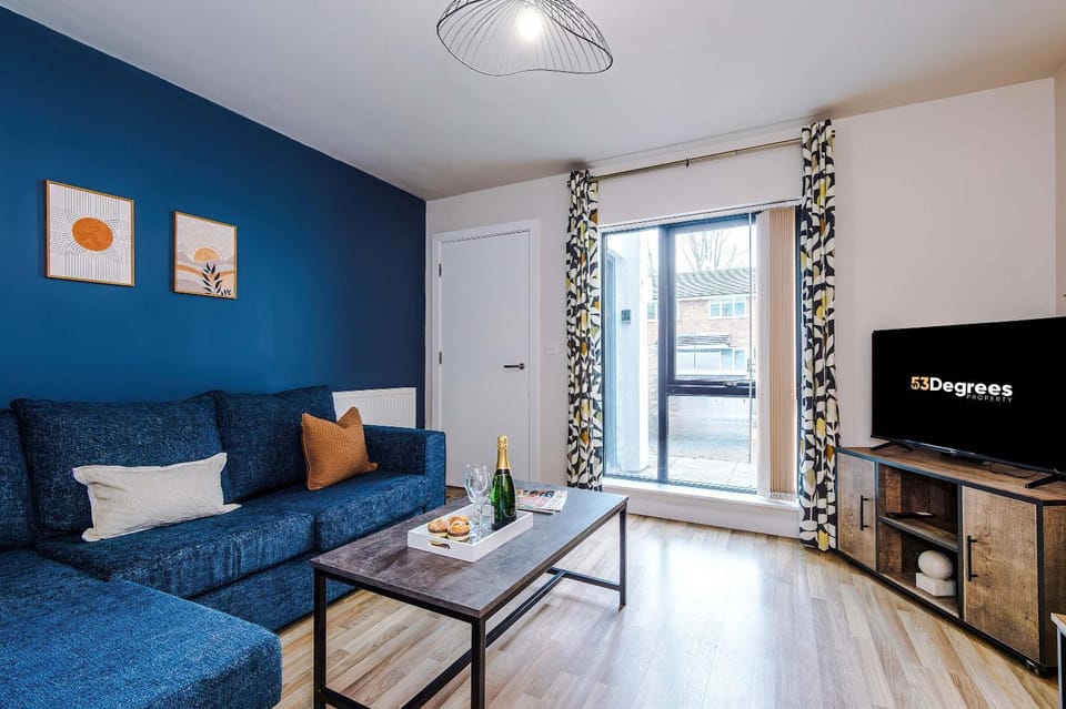 TV and multimedia, Living room, Seating area, Evening entertainment