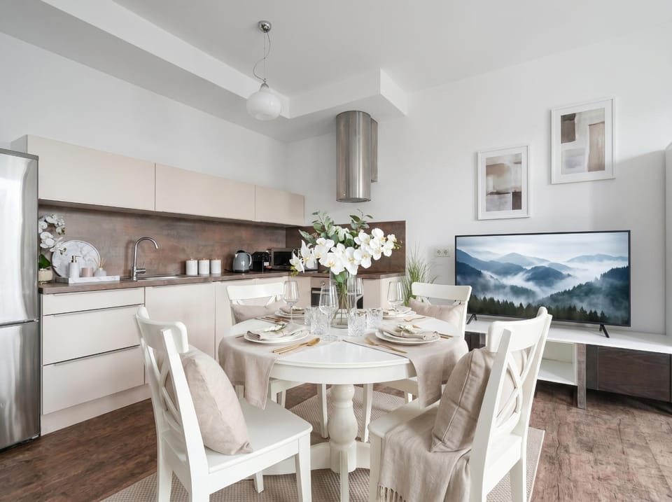 TV and multimedia, Coffee/tea facilities, Kitchen or kitchenette, Living room, Seating area, Dining area, minibar, pet friendly