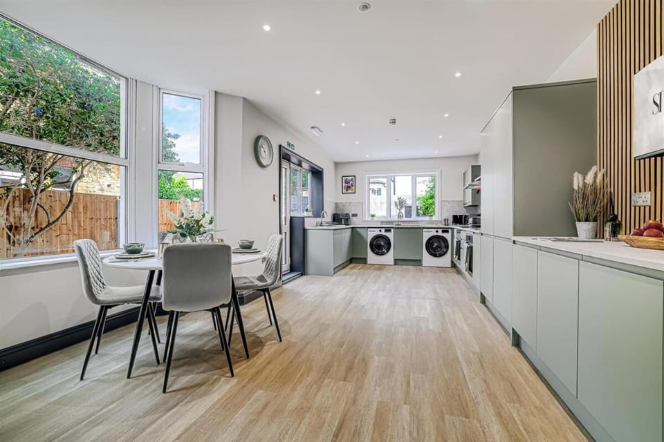 Spacious 7-Bedroom House in a Great Location with Wi-Fi House in Southend-on-Sea