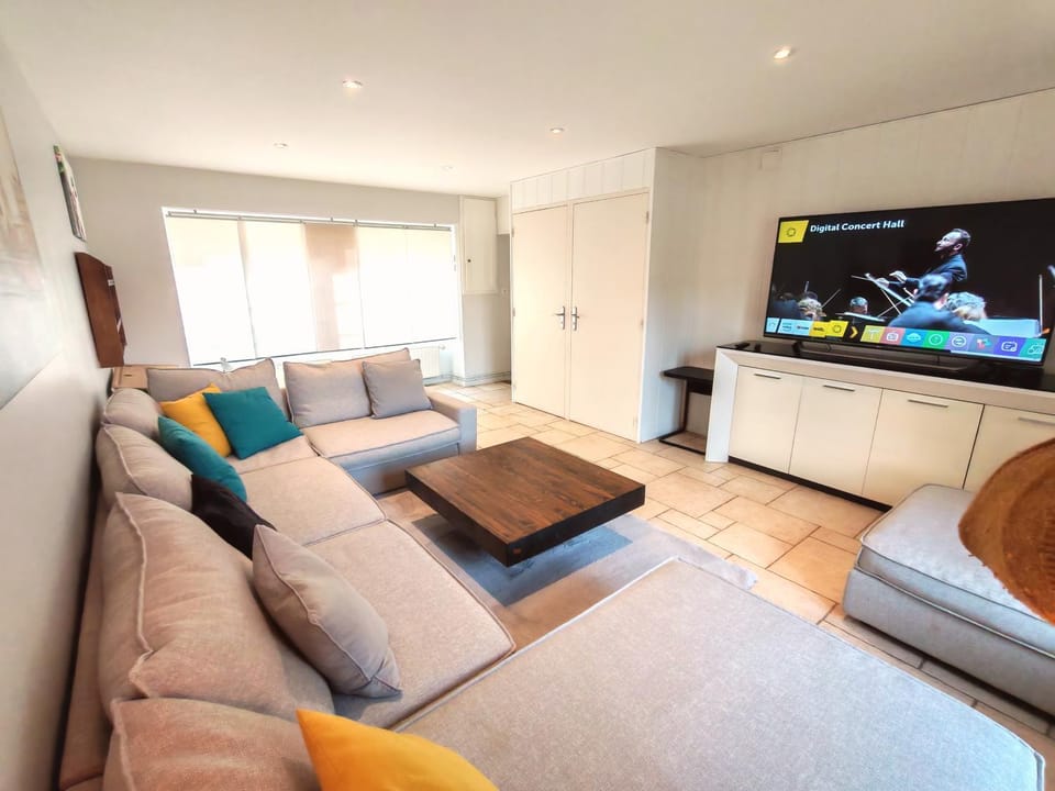 Communal lounge/ TV room, TV and multimedia, Living room