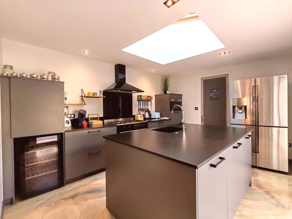 Communal kitchen, microwave, oven, stove, kitchen