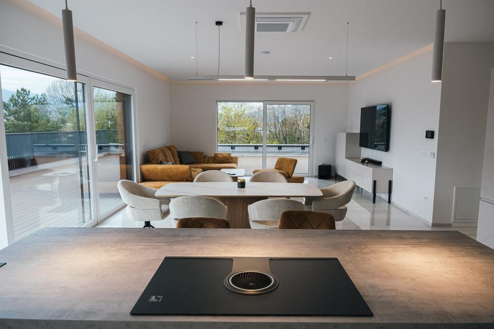 TV and multimedia, Living room, Seating area, Dining area, kitchen