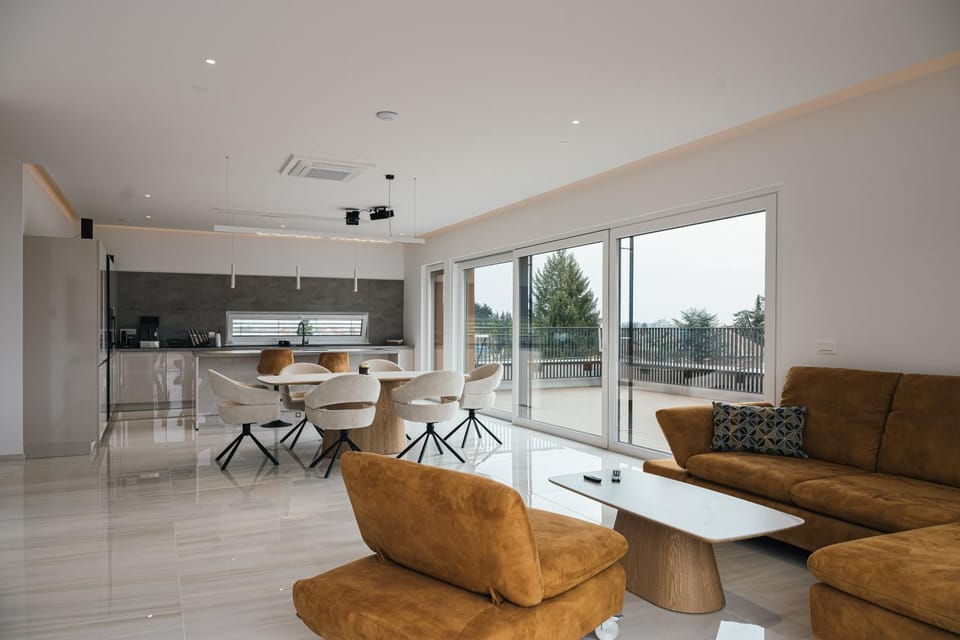 Kitchen or kitchenette, Living room, Seating area, Dining area