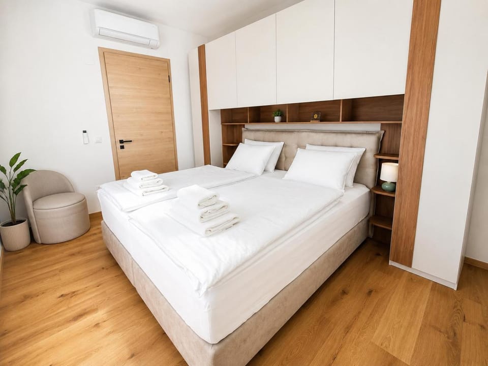 Bedroom, air conditioner