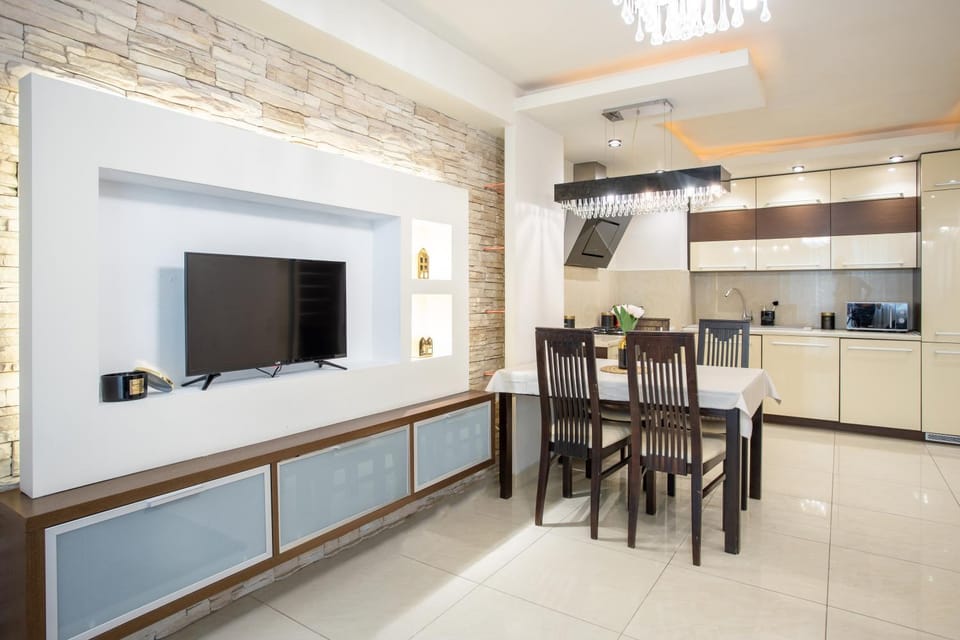 Property building, TV and multimedia, Kitchen or kitchenette, Dining area, minibar, oven, pet friendly, stove
